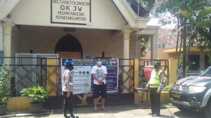 Sejumlah personel Polres Kediri mengamankan gereja-gereja di Kediri pasca terjadinya teror bom di Makasar. (FotoL Dok Polres Kediri)