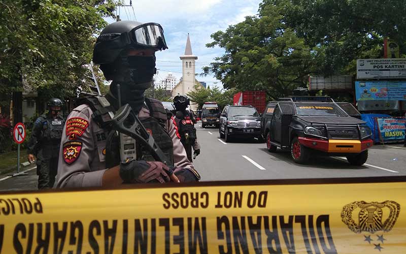 Polisi berjaga di area ledakan bom Gereja Hati Yesus Yang Mahakudus atau Katedral Makassar pada Minggu, 28 Maret 2021. (Foto: ANTARA)