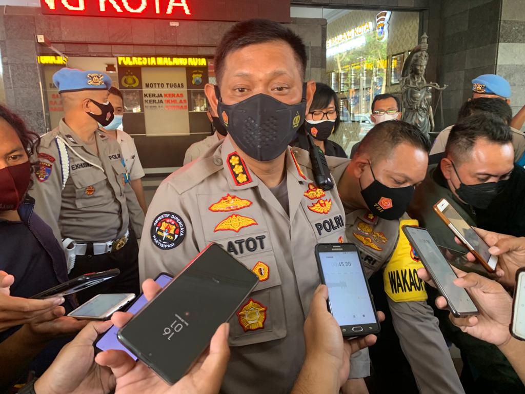 Kabid Humas Polda Jawa Timur, Kombes Pol Gatot Repli Handoko saat konferensi pers di Mapolresta Kota Malang. (Foto: Lalu Theo/Ngopibareng.id)