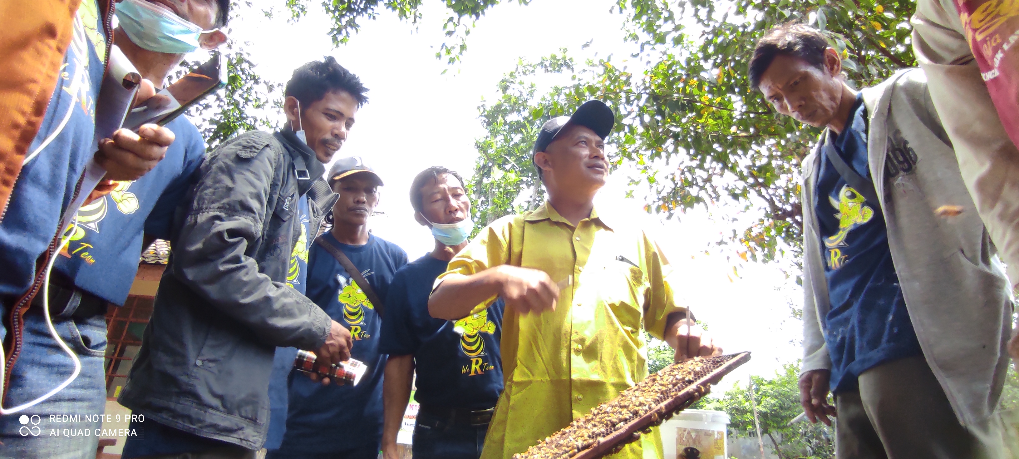  Sunarwan, petani lebah Desa Joho, Kediri menjelaskan cara memanen lebah kepada 20 warga Lamongan. (Foto: Fendhy Plesmana/ngopibareng.id) 