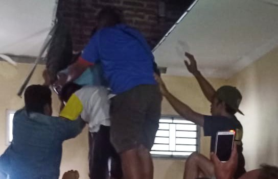 Petugas bersama warga mengevakuasi korban dari plafon rumah (foto: istimewa)