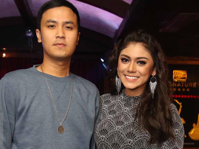 Pasangan Thalita Latief dan Dennis Rizky atau Dennis Lyla band saat mesra. (Foto: Instagram)