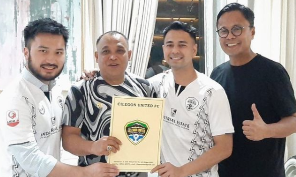 Raffi Ahmad pose bareng Presiden klub Cilegon United, Yudi Aprianto diapit oleh Direktur Renault Indonesia, Rudy Salim dan Wakil Direktur Utama Garuda Indonesia, Donny Oskaria. (Foto: Instagram)