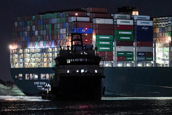 Gemerlap cahaya kapal Ever Given yang kandas di terusan Suez.