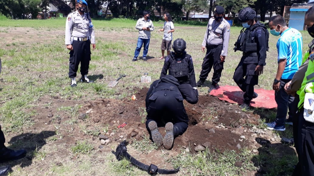 Pemusnahan mortir diduga era kolonial Belanda di Lapangan Sampo, Klojen, Kota Malang (Foto: istimewa)