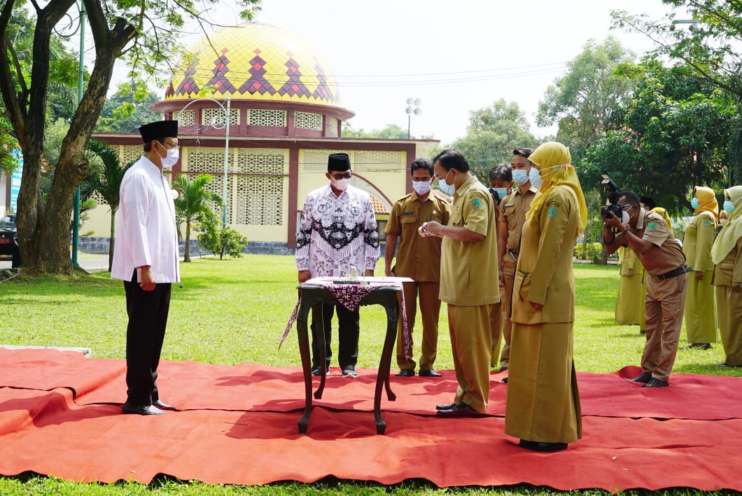 Walikota Pasuruan melantik 57 pejabat fungsional di halaman kantor BKD Kota Pasuruan. (Foto: istimewa)