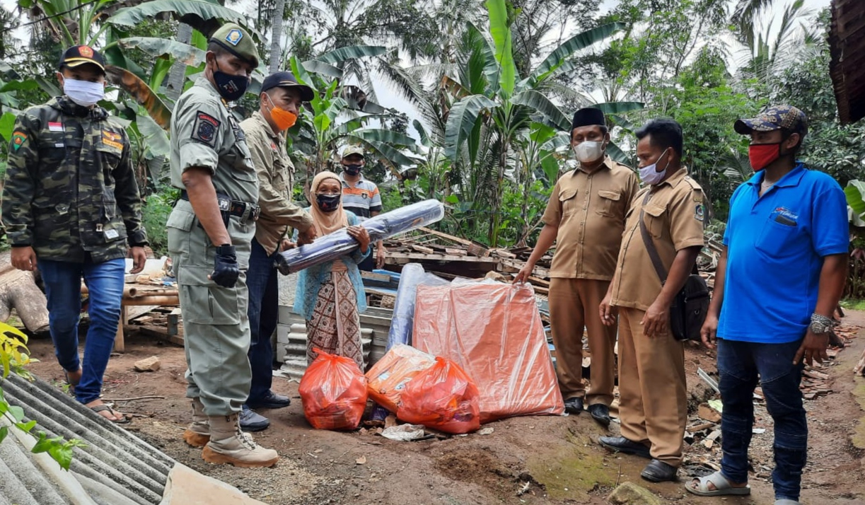 Nenek Nawiyah mendapatkan bantuan dari sembako dari pihak terkait (foto:istimewa)