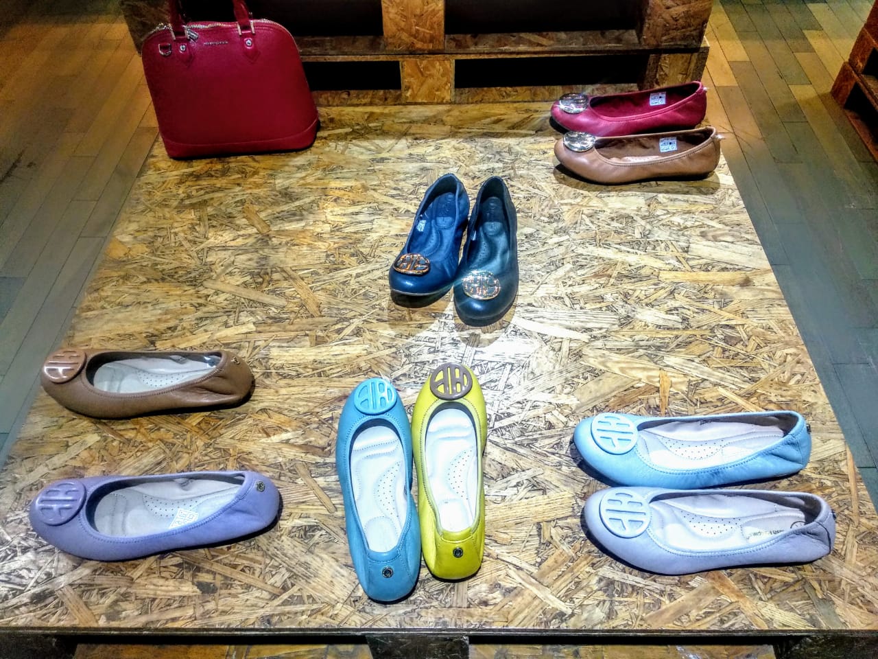 Sepatu best seller Samantha di gerai Hush Puppies Ciputra World Surabaya lantai dua (Foto: M. Rizqi/Ngopibareng.id)