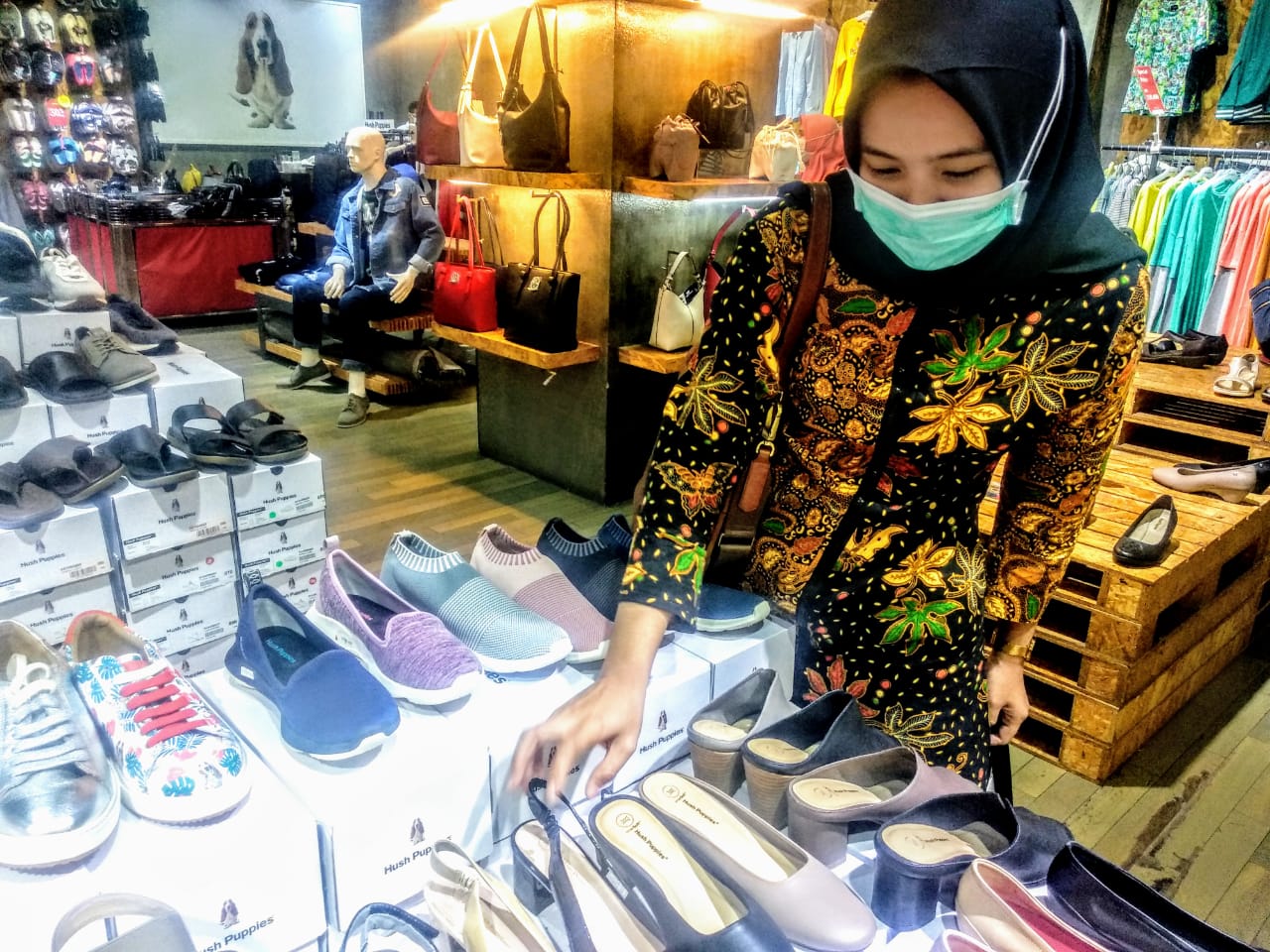 Devi Ayu, salah satu pelanggan Hush Puppies saat melihat-lihat pilihan sepatu di Hush Puppies Ciputra World Surabaya (Foto: M. Rizqi/Ngopibareng.id)