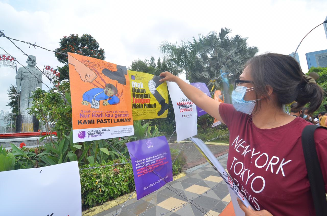 Foto para wartawan di Surabaya melakukan aksi solidaritas mengutuk kekerasan terhadap jurnalis. (Foto: Aliansi Jurnalis Independen /AJI) Surabaya)