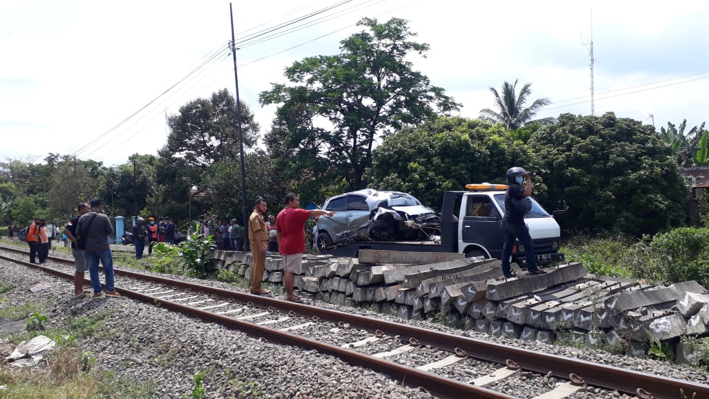 Mobil Toyota Yaris yang tertabrak Kereta Api saat dievakuasi (Foto: istimewa)