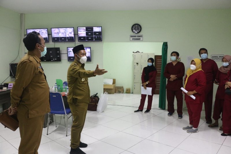 Bupati Gresik, Fandi Akhmad Yani (tengah) saat meninjau RS Lapangan Gelora Joko Samudro, Kabupaten Gresik (Foto: Antara)