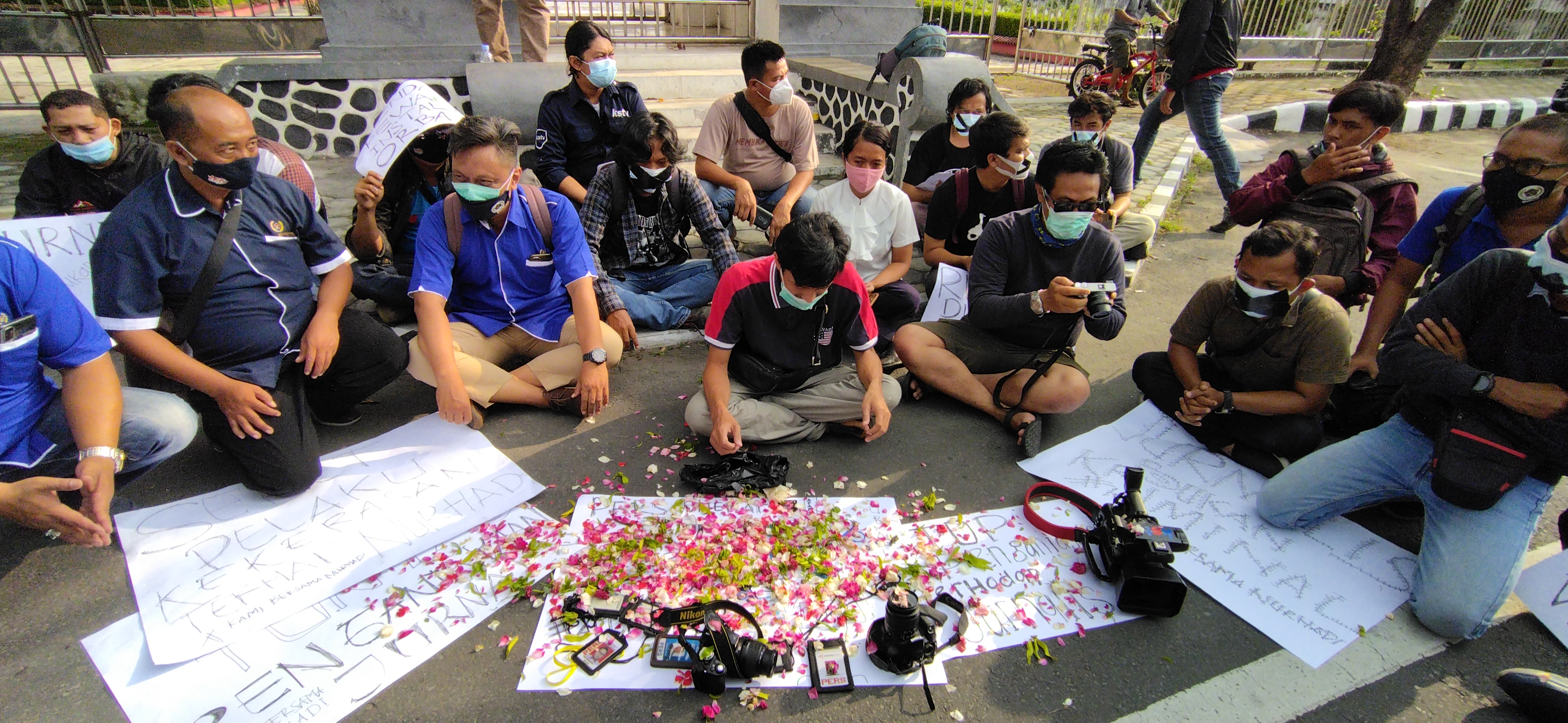 Tiga organisasijurnalis turun ke jalan gelar aksi solidaritas di Kediri, 29 Maret 2021. (Foto: Fendhy Plesmana/Ngopibareng.id)