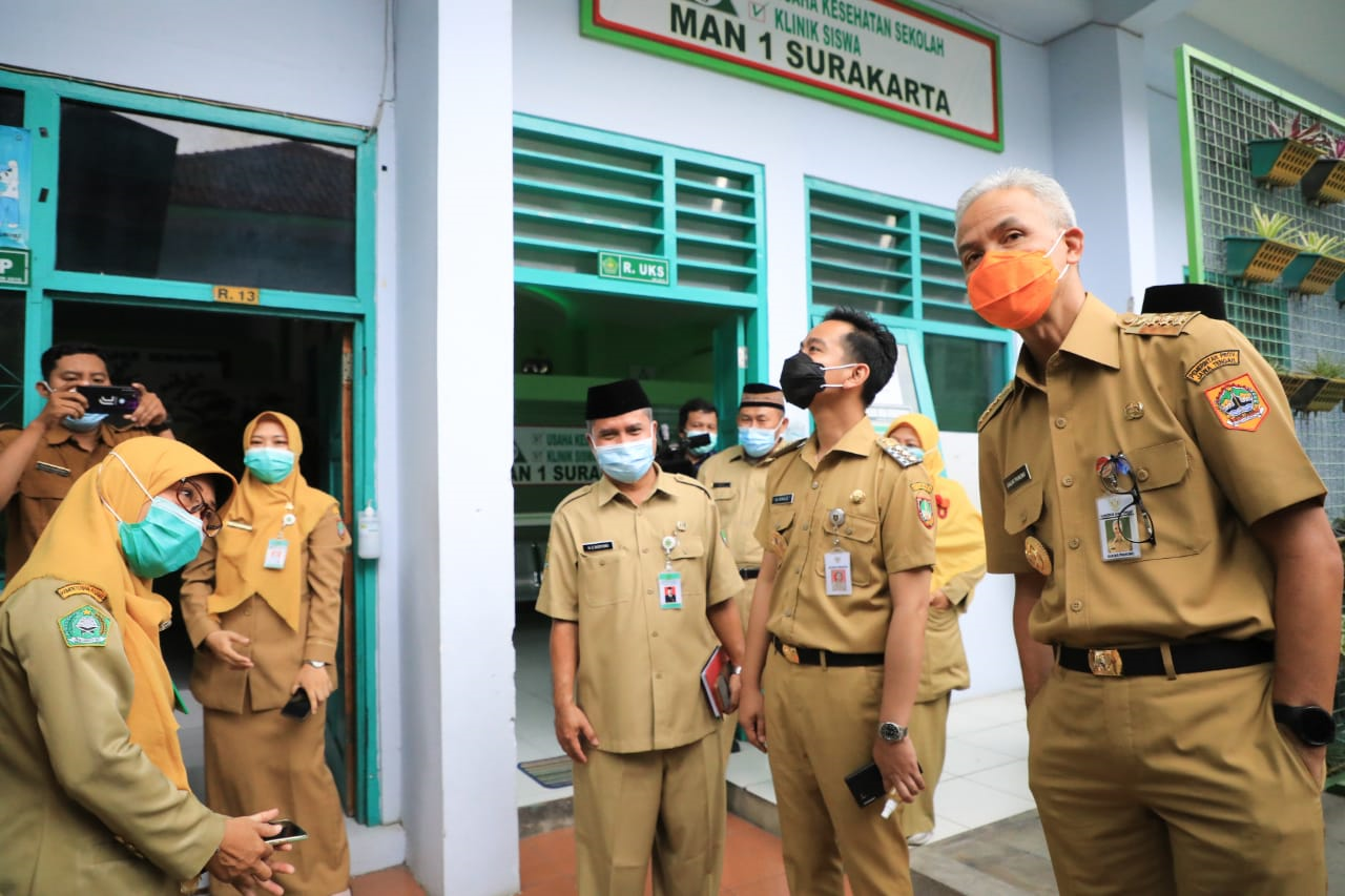 Gubernur Jateng Ganjar Pranowo didampingi Wali Kota Surakarta Gibran Rakabuming Raka meninjau persiapan pembelajaran tatap muka (PTM) di dua sekolah yakni SMAN 1 dan MAN 1 Surakarta, Senin 29 Maret 2021. (Foto: istimewa)