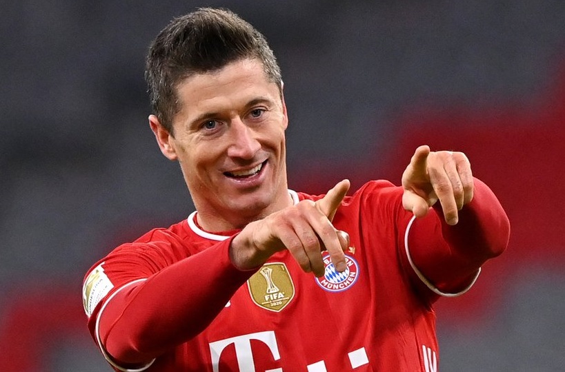 Robert Lewandowski mengalami cedera ligamen lutut saat Polandia lawan Andorra di Kualifikasi Piala Dunia. (Foto: Twitter/@ 