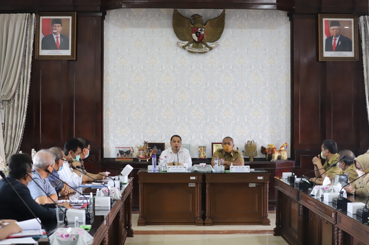 Walikota Surabaya, Eri Cahyadi, saat menemui penghuni apartemem dan pemilik tenant Mall Cito di Balai Kota, Surabaya, Senin 29 Maret 2021. (Foto: Istimewa)