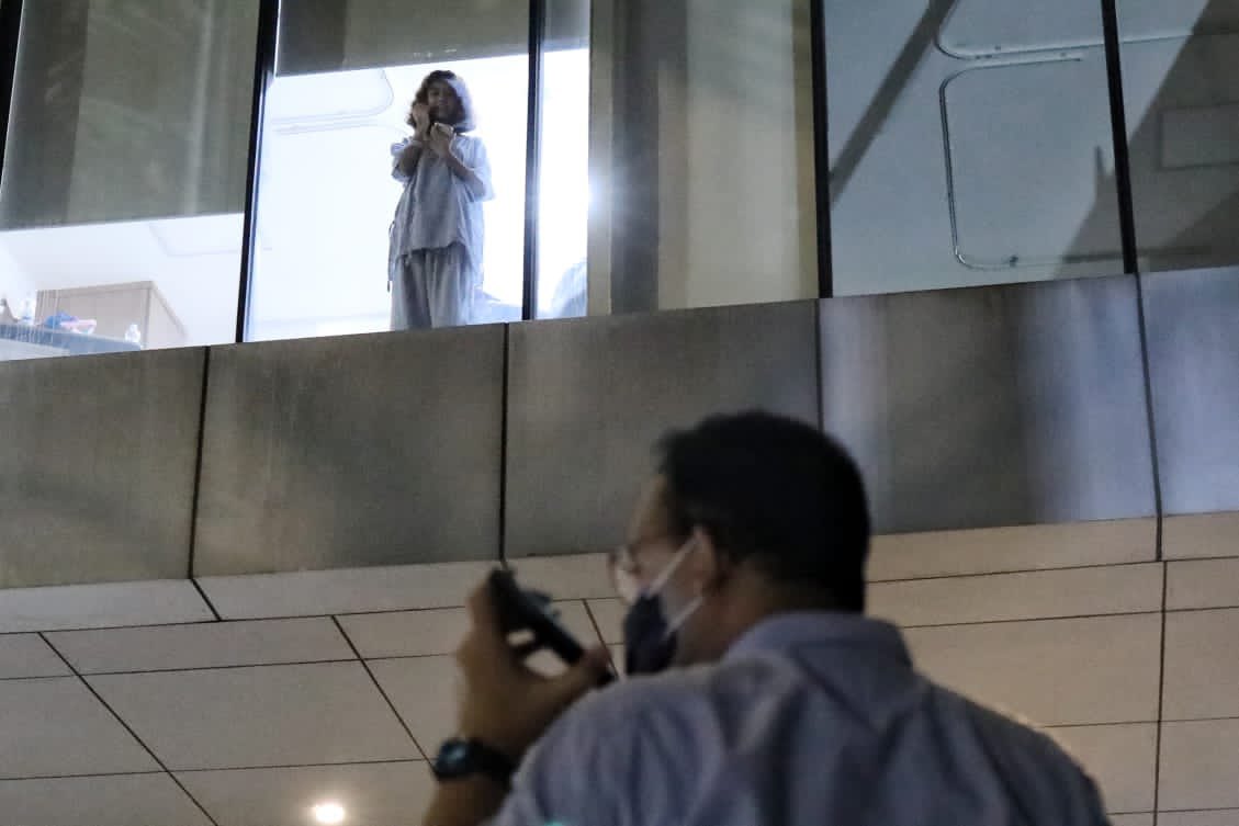 Anies Baswedan hanya bisa video call dari pelataran parkiran rumah sakit setiap kali menjenguk sang putri. (Foto: Instagram @aniesbaswedan)