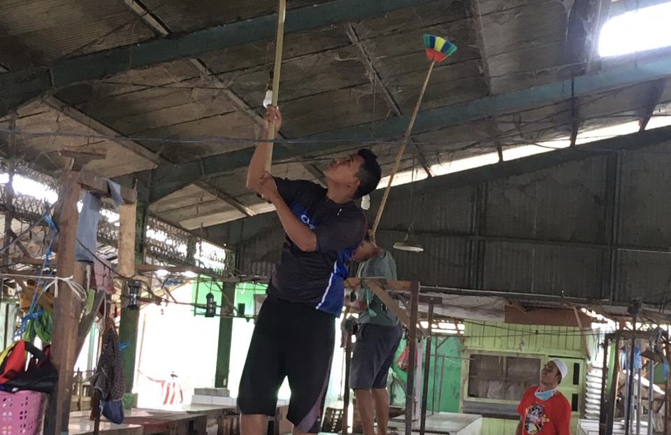 Tim Saber Sawang saat membersihkan jaring laba-laba di Pasar Tradisional Kota Pasuruan. (Foto: Istimewa)