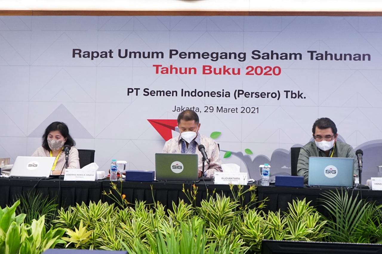 Komisaris Utama SIG, Rudiantara (tengah), Komisaris, Hendrika Nora Osloi Sinaga (kiri) dan Direktur Utama SIG, Hendi Prio Santoso (kanan) saat Rapat Umum Pemegang Saham Tahunan 2021. (Foto: Istimewa)