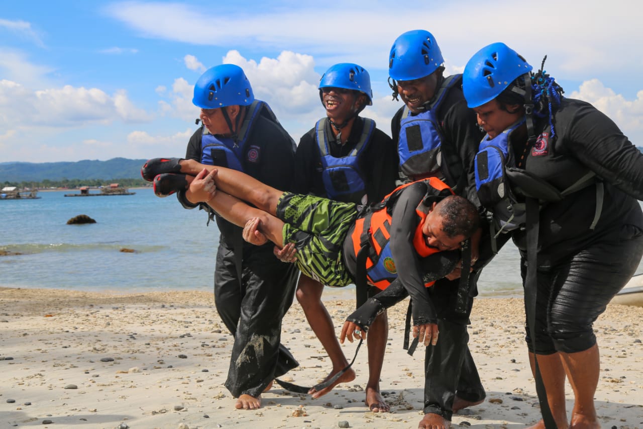 Kemensos melatih nelayan untuk menjadi sabat tagana. (Foto: Kemensos)