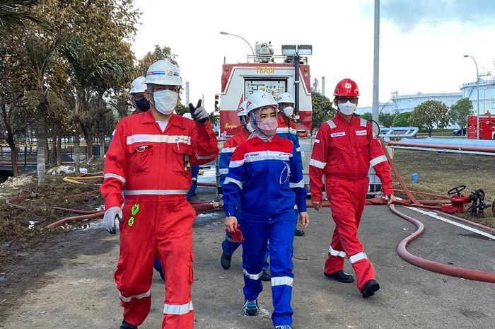 Direktur Utama PT Pertamina (Persero) Nicke Widyawati meninjau penanganan kebakaran di tangki minyak milik Pertamina RU VI Balongan, Indramayu, Jawa Barat. (Foto: Dok. Pertamina)