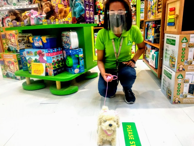 Ayu Yusmiarti, Supervisor ELC Ciputra World Surabaya saat mendemo mainan stroll along with baby dog dari Pitter Patter Pets. (Foto: M. Rizqi/Ngopibareng.id)