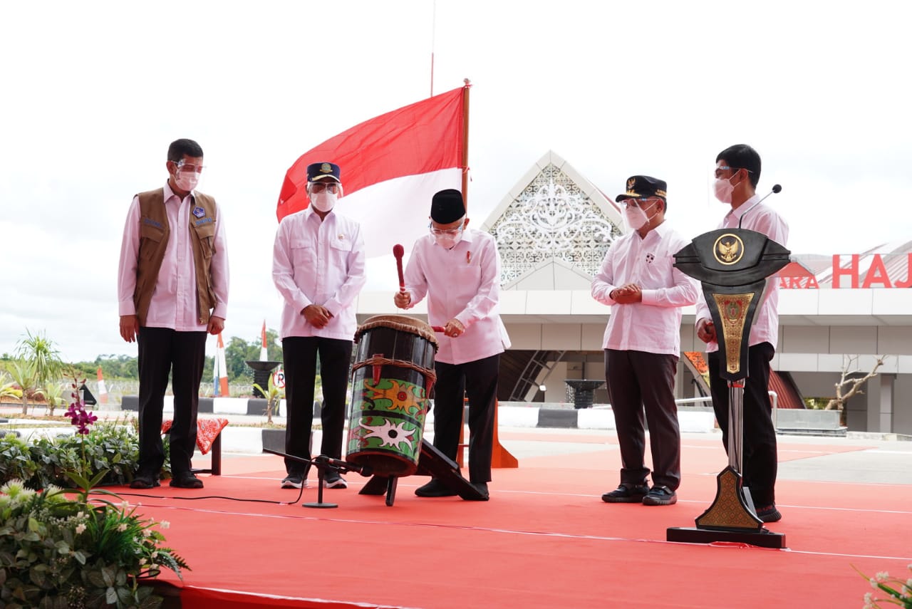 Wapres KH Ma'ruf Amin meresmikan Bandara HM Sidik. (Foto: Setwapres)