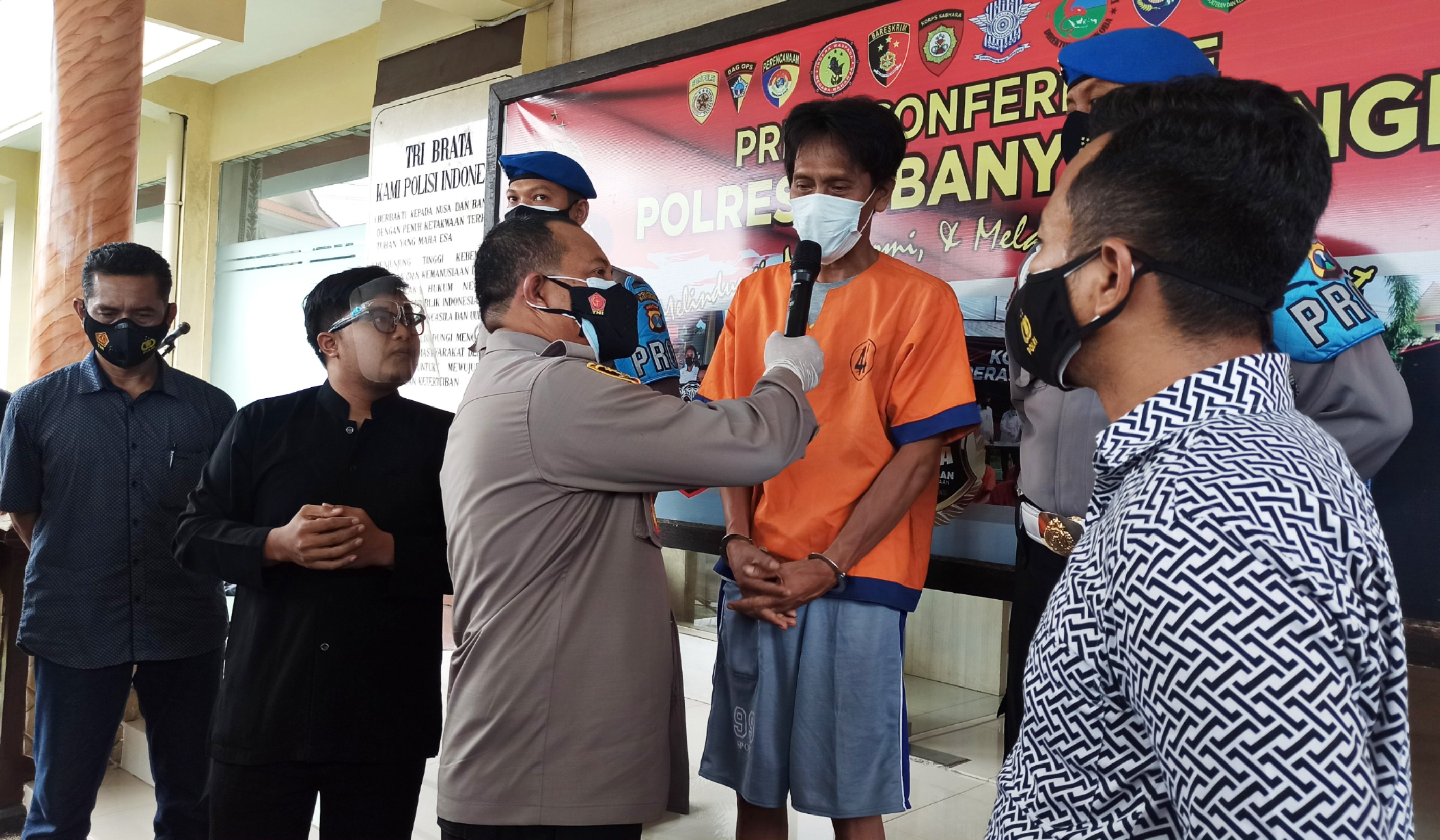 Kapolresta Banyuwangi Kombespol Arman Asmara Syarifuddin menginterogasi tersangka AL. (Foto: Muh. Hujaini/Ngopibareng.id)