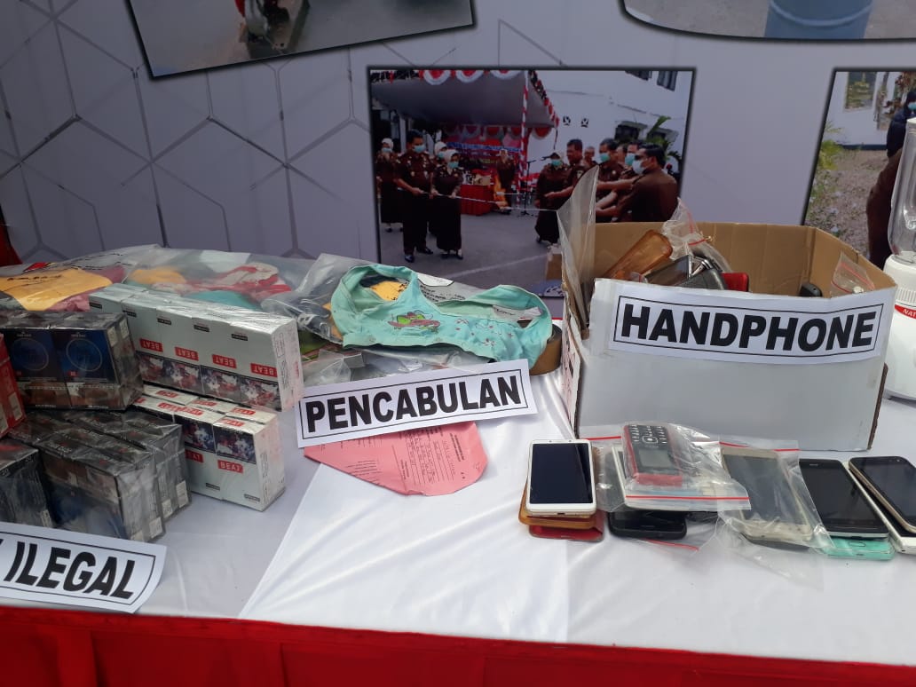 Sebagian barang bukti yang dimusnahkan berupa celana dalam dari hasil tindak pidana pencabulan. (Foto: Choirul Anam/Ngopibareng.id)