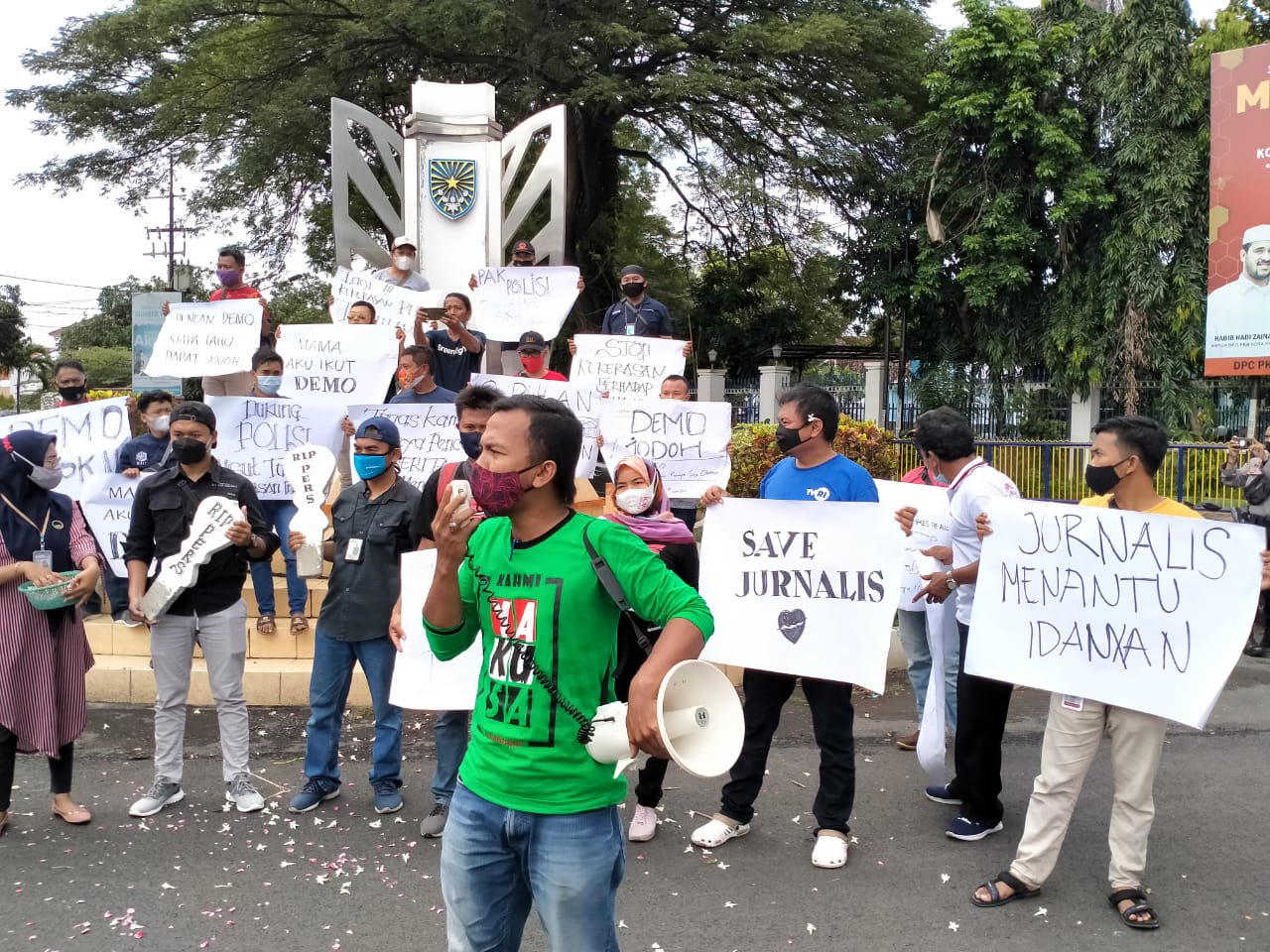 Puluhan wartawan di Kota Probolinggo menggelar aksi menolak kekerasan terhadap Nurhadi, jurnalis Tempo di Simpang Tiga Jalan dr M. Saleh, Probolinggo. (Foto: Ikhsan Mahmudi/Ngopibareng.id)