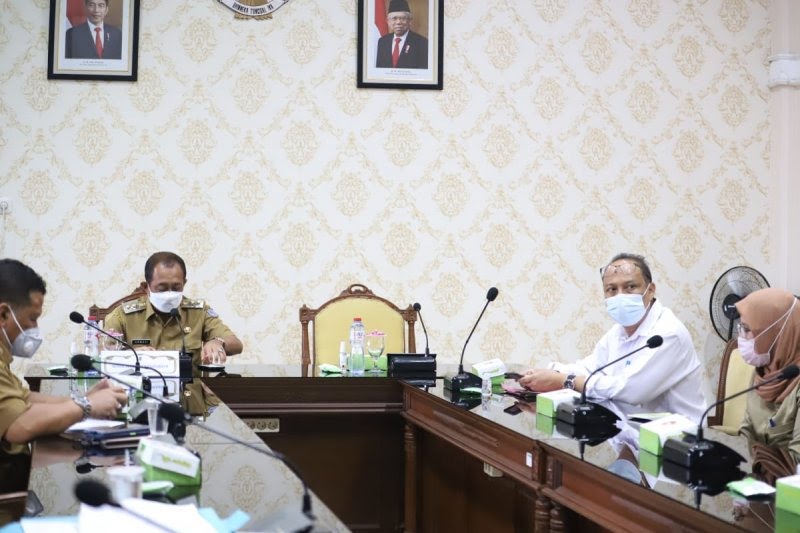 Wakil Walikota Armuji pimpin rapat koordinasi khusus kesiapan program Pemberlakuan Jaminan Kesehatan Semesta atau Universal Health Coverage (UHC) Pemkot Surabaya. (Foto: Tim Wawali Armuji)