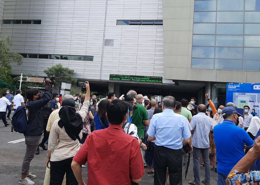 Suasana vaksinasi BUMN di Grand City yang membludak. (Foto: istimewa)