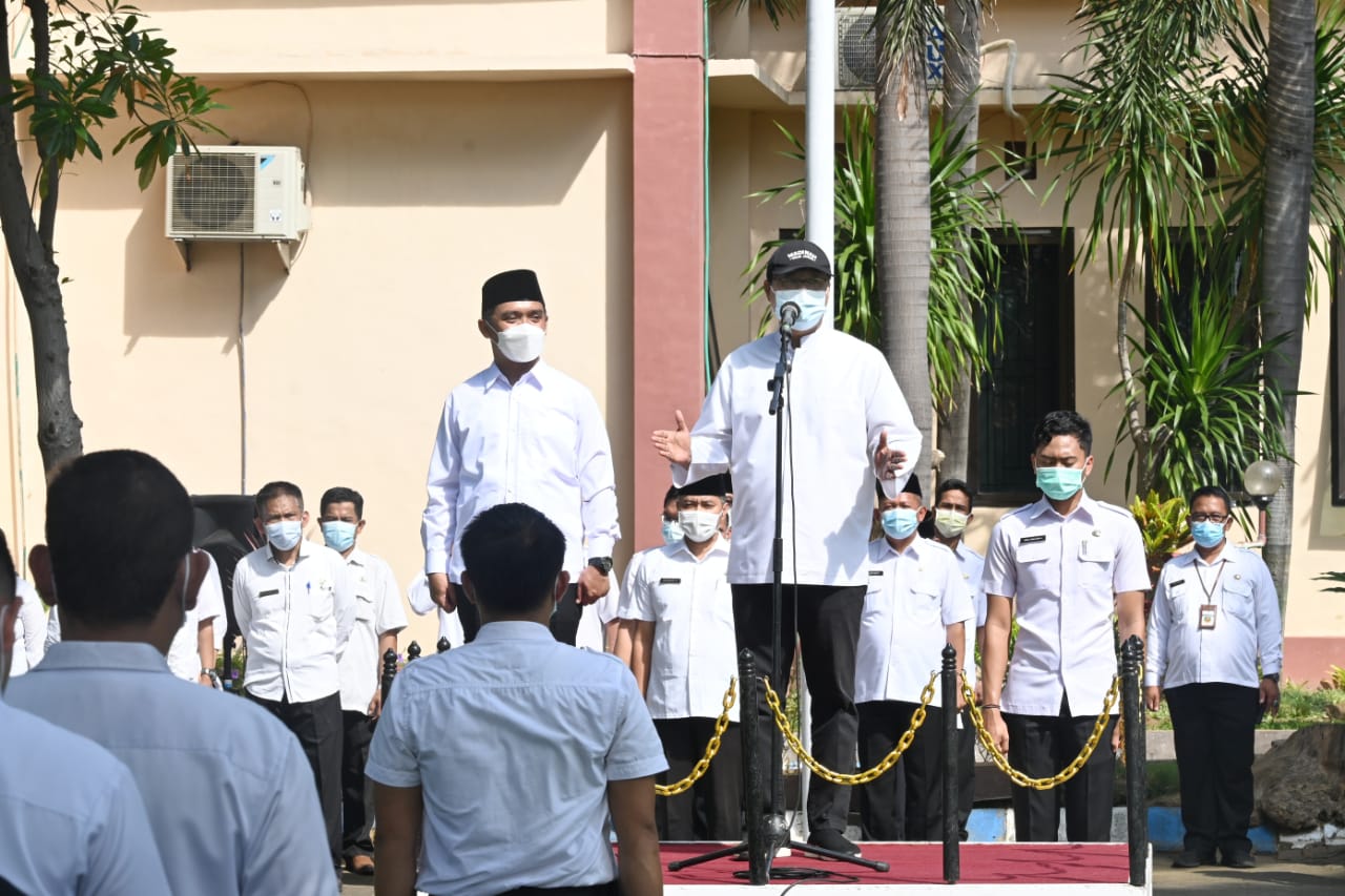 Walikota Saifullah Yusuf (Gus Ipul) dan wakilnya, Adi Wibowo (Mas Adi) memimpin apel perdana seluruh Aparatur Sipil Negara (ASN) di lingkungan Pemerintah Kota (Pemkot) Pasuruan, Rabu 31 Maret 2021 pagi. (Foto: Rohman Taufik)