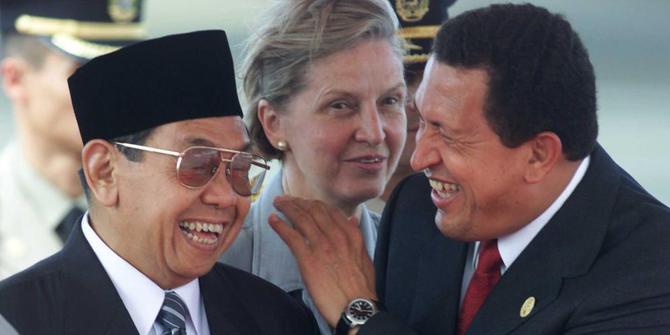 Presiden Abdurrahman Wahid bersama Presiden Venezueala, Hugo Cavez. (Foto: Istimewa)