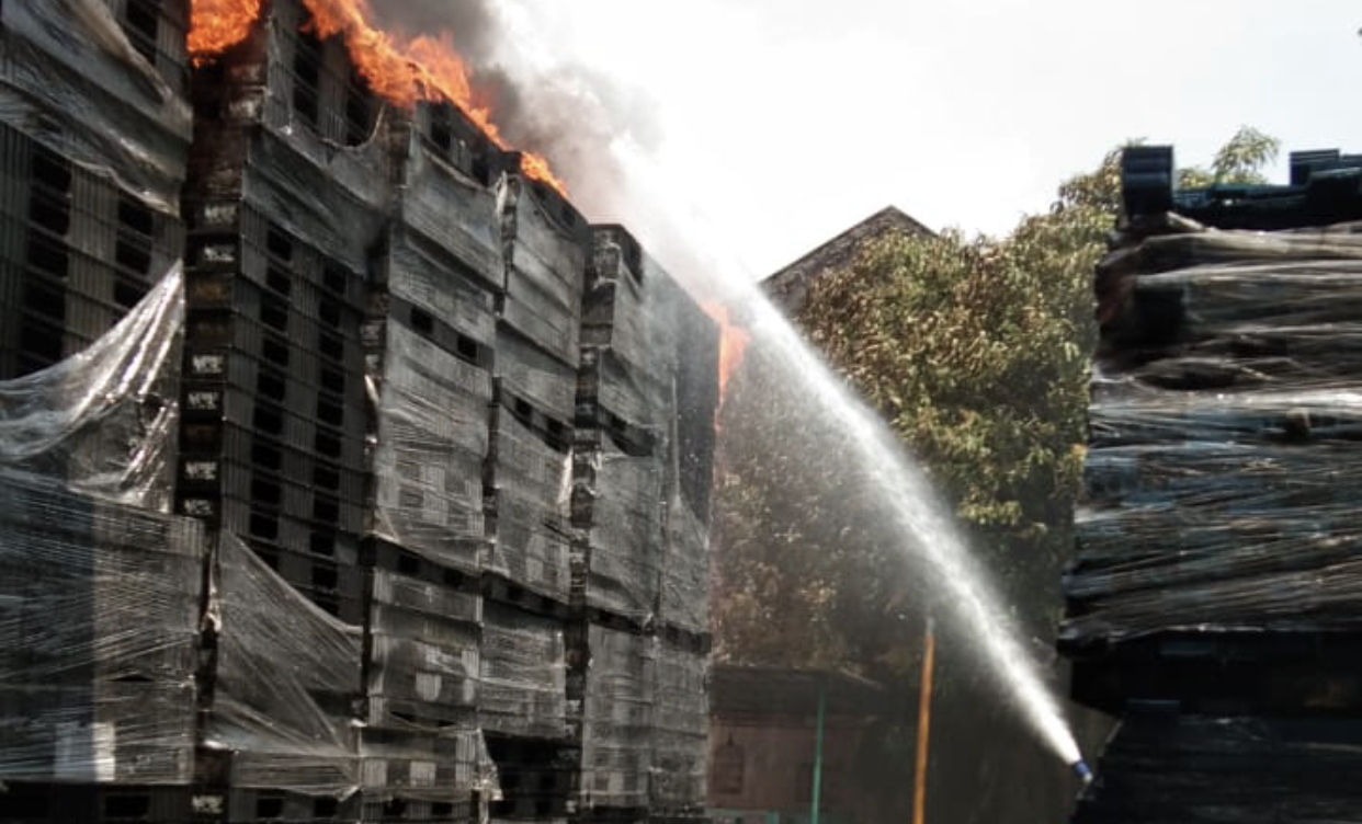 Proses pembasahan yang dilakukan oleh Damkar (Foto: Istimewa)