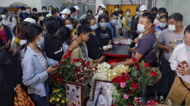 Warga sipil berduka karena jatuh korban pada aksi antikudeta militer di Myanmar. (Foto: Istimewa)