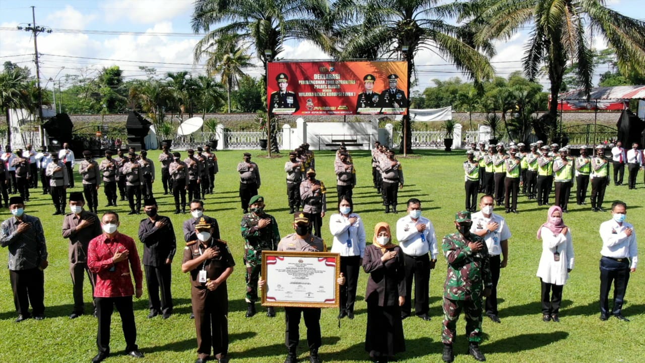 Deklarasi zona integritas menuju wilayah bebas korupsi (WBK) dan wilayah birokrasi bersih melayani (WBBM) di Mapolres Blitar, Rabu, 31 Maret 2021, dihadiri oleh Forkopimda Kabupaten Blitar. (Foto: Choirul Anam/Ngopibareng.id)