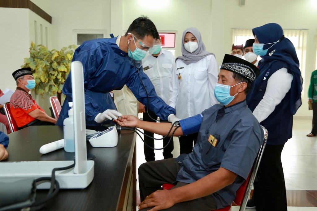 Bupati Banyuwangi Ipuk Fiestiandani melihat calon jamaah haji yang menjalani vaksinasi (foto:istimewa)