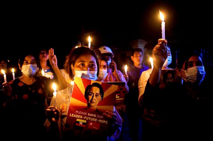 Para aktivis perdamaian melakukan aksi menolak kekerasan di Myanmar. (Foto: afp)