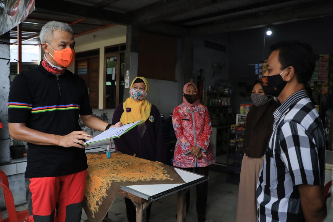 Ganjar Pranowo mengimbau pada warga agar membantu petugas yang melakukan pendataan keluarga program BKKBN. (Foto: Istimewa)