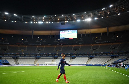 Stadion sepakbola sepi ketiga laga digelar dengan aturan tanpa penonton karena pandemi corona atau Covid-19. (Foto: Dok. UEFA)