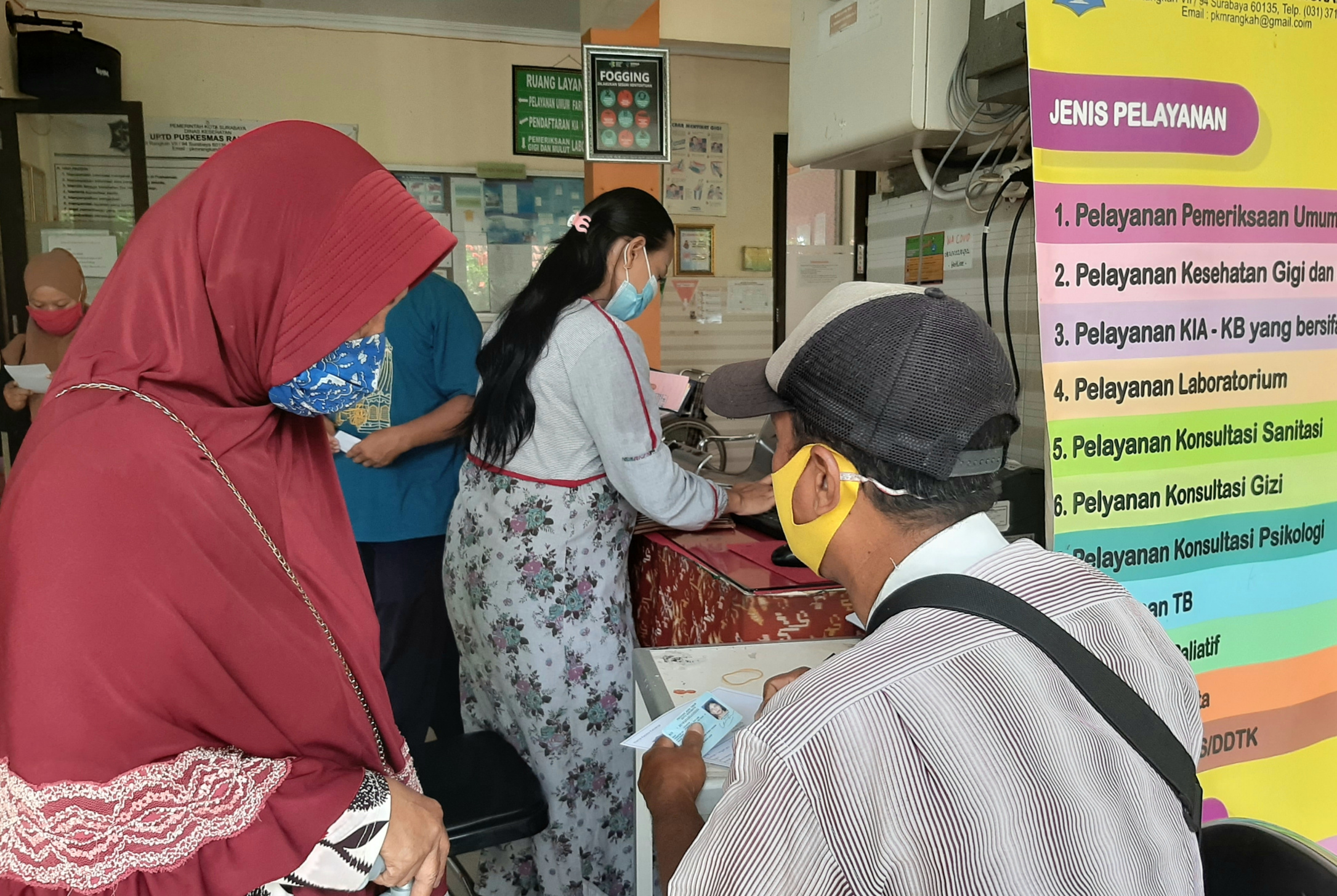 Suasana perdaftaran berobat dengan KTP di Puskesmas daerah Surabaya Timur. (Foto: Pita Sari/Ngopibareng.id)