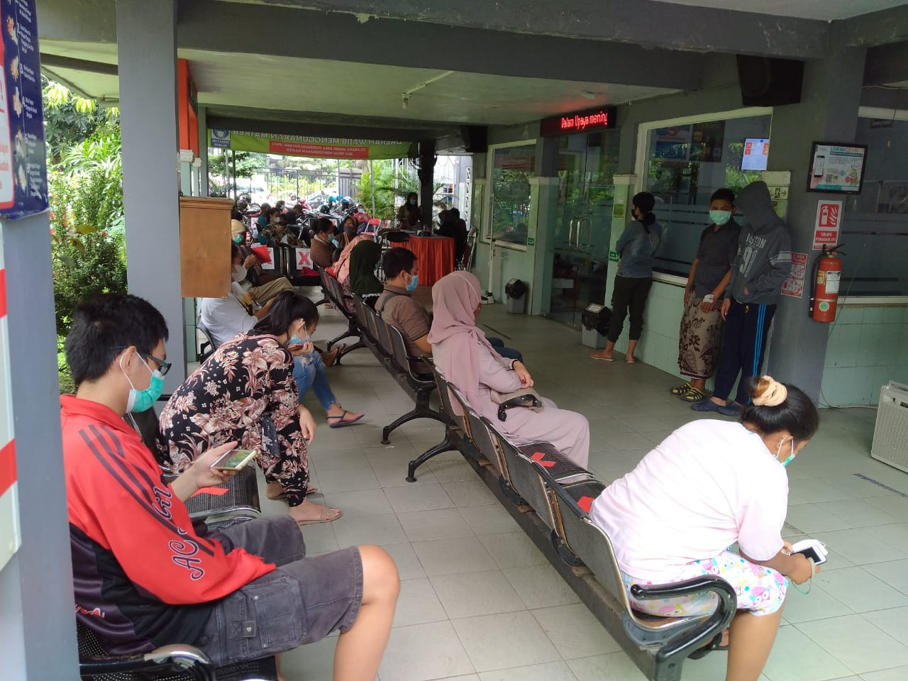 Foto suasana salah satu Puskesmas Pucang Sewu Surabaya saat hari pertama pemberlakukan berobat hanya dengan menunjukkan KTP bagi warga Surabaya. (Foto: Tejo Sukmono/Ngopibareng.id)