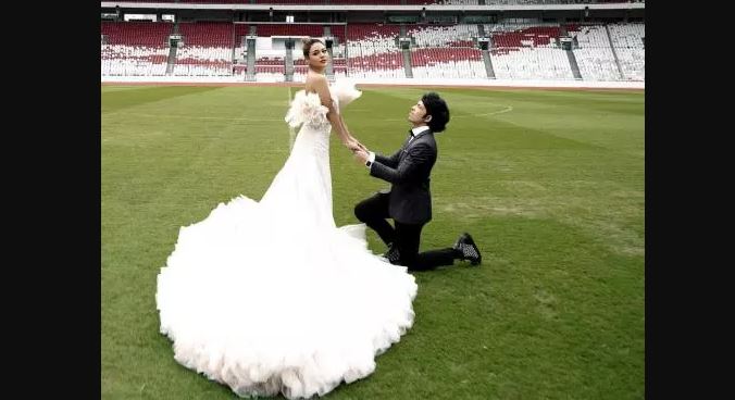 Pasangan Aurel Hermansyah dan Atta Halilintar melakukan sesi pemotretan atau prewedding di Stadion Gelora Bung Karno (GBK). (Foto: Instagram/YouTube)