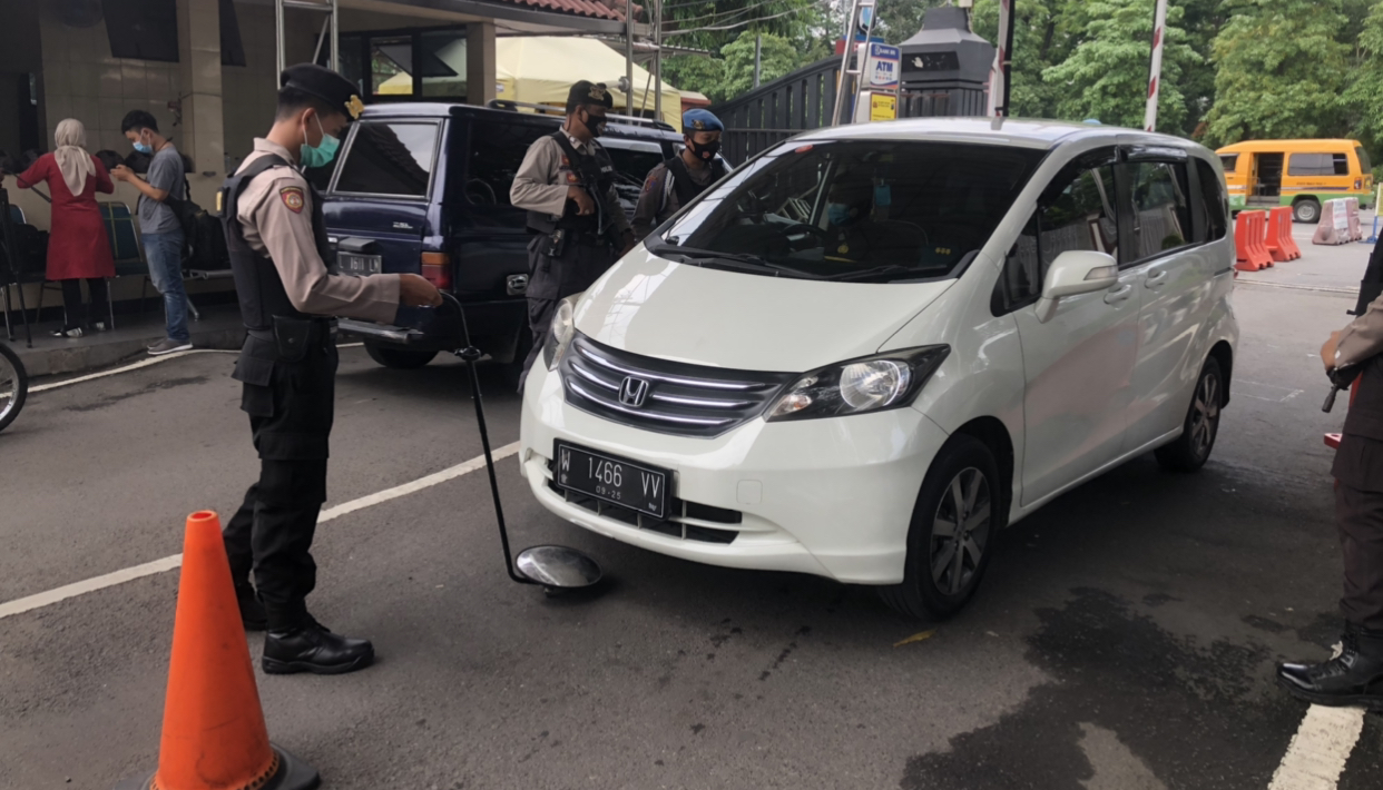 Petugas polisi melakukan pengecekan di pintu masuk Mapolda Jatim (Foto: Andhi Dwi/Ngopibareng.id)