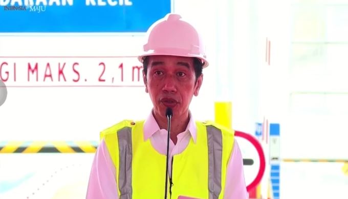 Presiden Joko Widodo (Jokowi) menegaskan bahwa tak ada tempat bagi terorisme di Tanah Air. Hal ini disampaikan dalam sambutannya saat meresmikan jalan tol di Gerbang Tol Pamulang, Tangerang Selatan, Kamis, 1 April 2021. (Foto: Setpres)