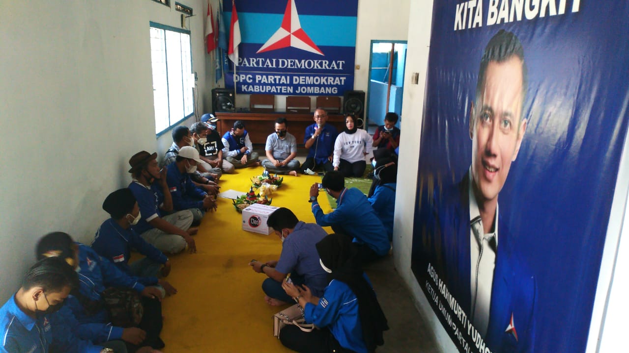 Acara tasyakuran dengan potong tumpeng merayakan ditolaknya permohonan pengesahan KLB kubu Moeldoko di kantor DPC Partai Demokrat Jombang, Kamis 1 April 2021 pukul 12.00 WIB. (Foto: Mardiansyah Triraharjo/Ngopibareng.id)