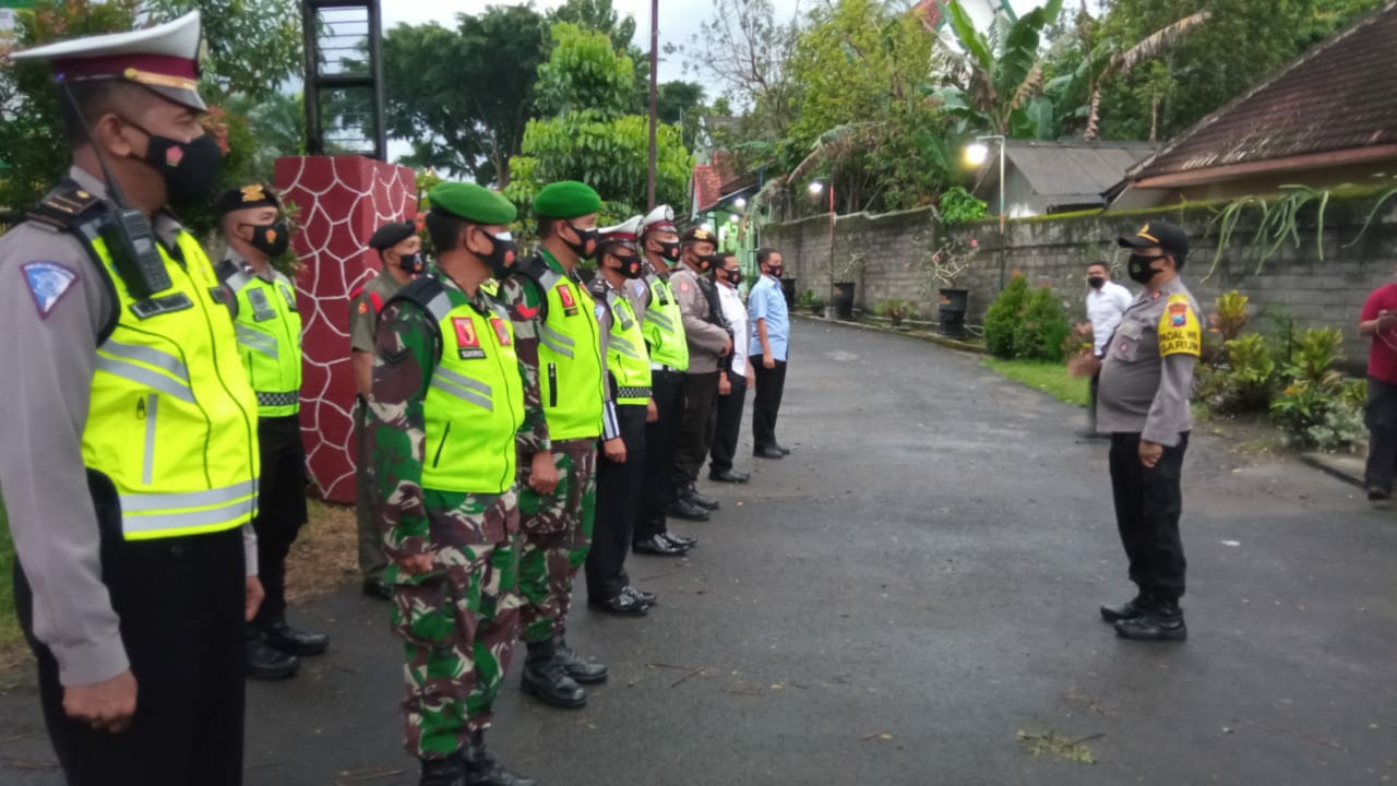 Personil TNI-Polri melakukan persiapan di sekitar Gereja Maria Fatima Seminari, Kecamatan Garum, Kabupaten Blitar, Kamis, 1 April 2021. (Foto: Choirul Anam/Ngopibareng.id)