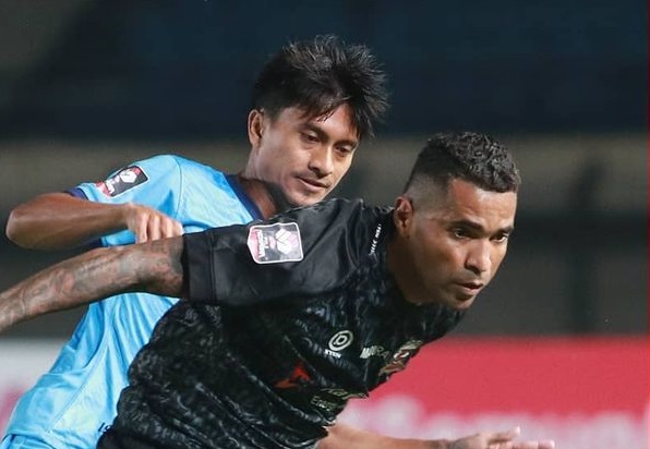 Pemain Madura United, Beto Goncalves, dikawal ketat pemain Persela Lamongan dalam laga ketiganya di Grup C Piala Menpora 2021, Kamis 1 April 2021. (Foto: Instagram/Madura United)