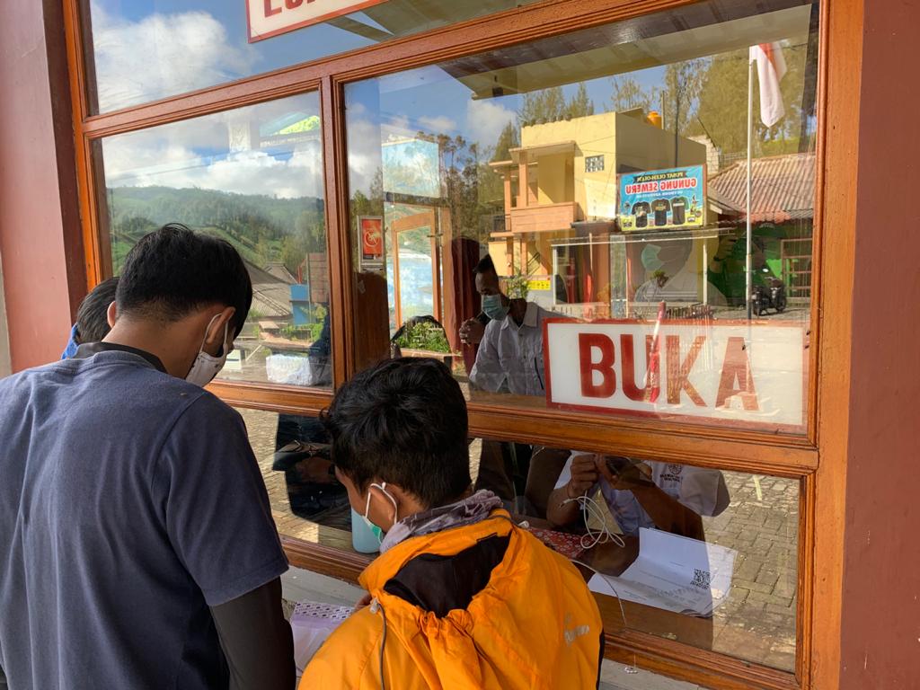 Pos pelayanan pendakian Gunung Semeru di Kantor Resort Taman Nasional Bromo-Tengger Semeru (TNBTS) Ranu Pani, Kecamatan Senduro, Kabupaten Lumajang, Jawa Timur. (Foto: Lalu Theo/Ngopibareng.id)